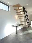 光が差し込んで空間を損なわないリビング階段