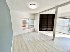 お部屋の一空間に好きなコーナーとして活用出来る大きな棚
2階洋室