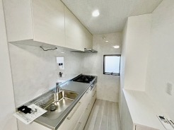 料理をして後ろに直ぐ棚が有るので、無駄の無い動きができそう