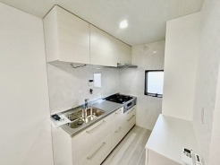 小窓のあるキッチン外からの明かりが入り換気も十分に出来ます