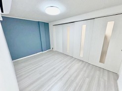 ターコイズカラーの壁紙でお部屋のポイントカラーになっています