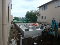 建築中の現地