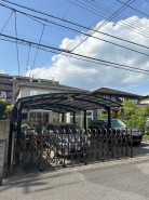 大きなカーポートと前面道路