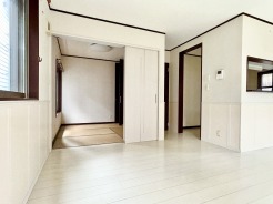 和室の扉を開けるとリビングと一緒に使えるので、親戚一同集まっても大丈夫！