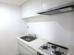 3口コンロで一度に色々な作業が出来ます。掃除しやすくていつでもピカピカ
