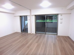 リビングと洋室5.5帖の戸を開けると合わせて19.6帖の広さで、人が集まっても大丈夫