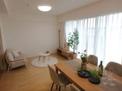 家族との会話も弾む空間で窓も広々と明るいです
