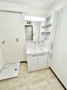 白を基調とした清潔感のある洗面室