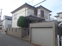 現地外観　電動シャッターのガレージ