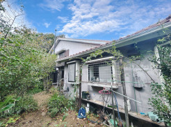 庭から見た外観