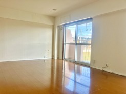 【洋室】
ゆとりある12.4帖の洋室は、窓からたっぷりの陽射しが入り、時間帯ごとに表情を変える明るい住空間。ソファを置いても圧迫感がなく、食事もくつろぎも一部屋で心地よく完結できるのが魅力です。