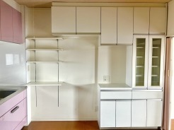 キッチンに造り付棚が有るので収納率は豊富です