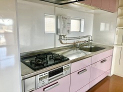 【キッチン】
3口コンロ付きで同時調理もスムーズなキッチン。平日の手早い料理から休日の作り置きまで無理なく対応できます。毎日の「つくる時間」が負担にならず、自然と料理が楽