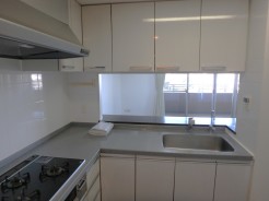 L字キッチンはスムーズに作業が出来て、大きな窓が有るので風通しもバッチリ