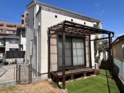 お庭のスペースでピクニックが出来るくらいの広さ