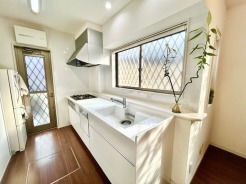 キッチンは流し前と勝手口の採光がとても気持ちが良く、窓前の棚にレイアウトする楽しみもあります