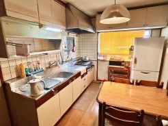 温かみのある木調のダイニングが、窓から漏れる柔らかな光が、穏やかな時間を演出します
