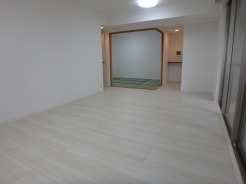ダイニングの奥が和室となっていて、戸を全開にすると一つの空間になるので、来客時には広く使えます