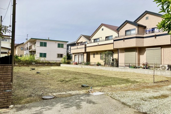 ◆更地・広々約９０坪・建築条件なし売地◆