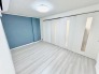 ターコイズカラーの壁紙でお部屋のポイントカラーになっています