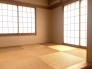 2F和室：畳が琉球でモダンなお部屋とリビングが戸をオープンにすると一体感のある空間になります。