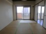 和室約6帖　リビングとの襖を開け広げると広い空間で来客が多くても平気