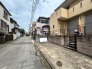 現地外観と前面道路