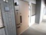 扉がしっかりしていてセキュリティ的にもプライバシーが守られる玄関