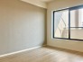 洋室５．８帖お部屋の一部の壁がアクセントクロスになっています