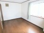 出窓で広く感じる洋室８帖２面採光で心地よい日が差し込みます。
