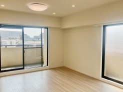 南西側の大きな2面窓でお部屋が4階なので、ちょうど良い日差しです