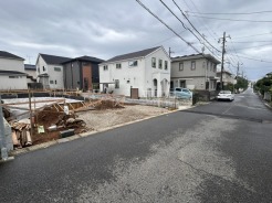 1号棟 北東側から見た現地と前面道路
(2026年7月5日)撮影