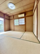 1階の和室
南西側に2面窓で日差しが心地よいです