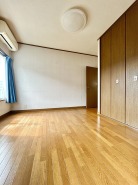洋室5.5帖
クローゼットが広く収納が取れているので、お部屋空間が広くなります