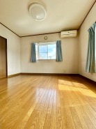 洋室6帖
2面窓のうち1つは出窓、お部屋の空間が広がります