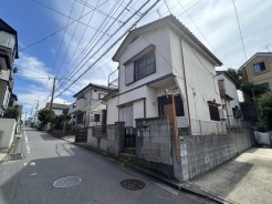東側から見た現地と前面道路