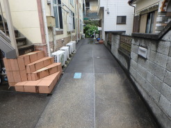 現地建物横の通路
